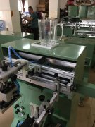 南寧啤酒箱塑料箱曲面絲印機廠家半自動絲印機